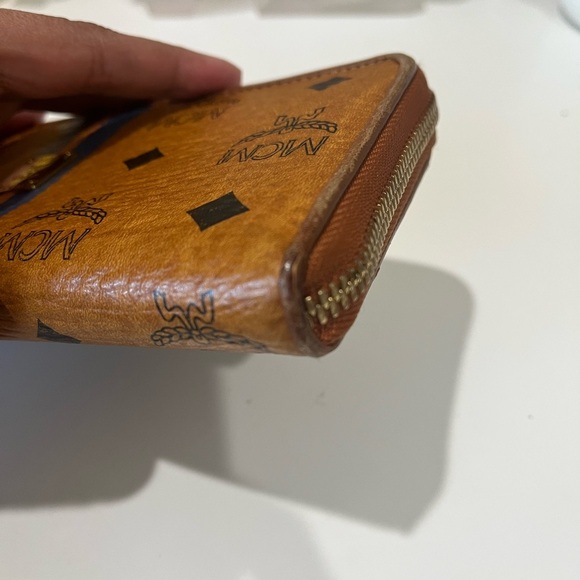 MCM COGNAC ZIPPERED WALLET - Picture 6 of 16